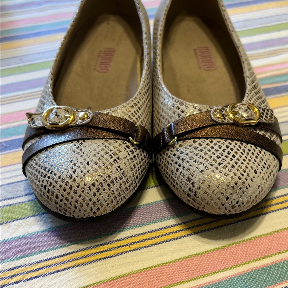 Munro Women's Textured Cream and Brown flats size 7.5 W - Picture 4 of 7